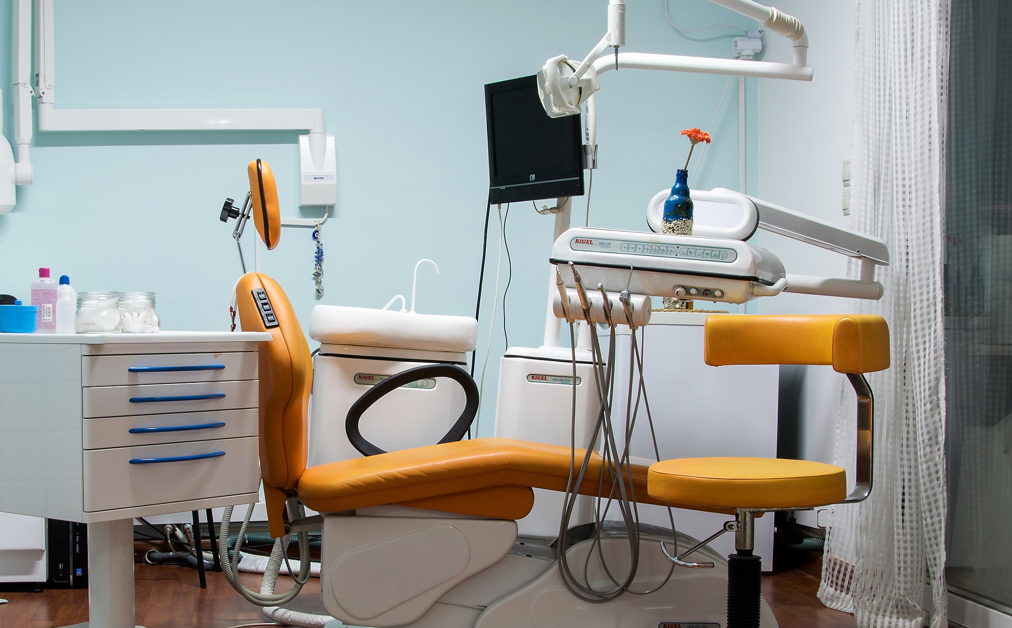 Εικόνα της εξεταστικής καρέκλας και του εξοπλισμού της οδοντιατρικής κλινικής.