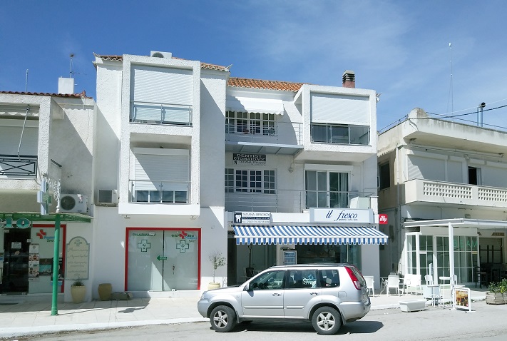 Image showing the white exterior of the dental surgery and the blue sky.