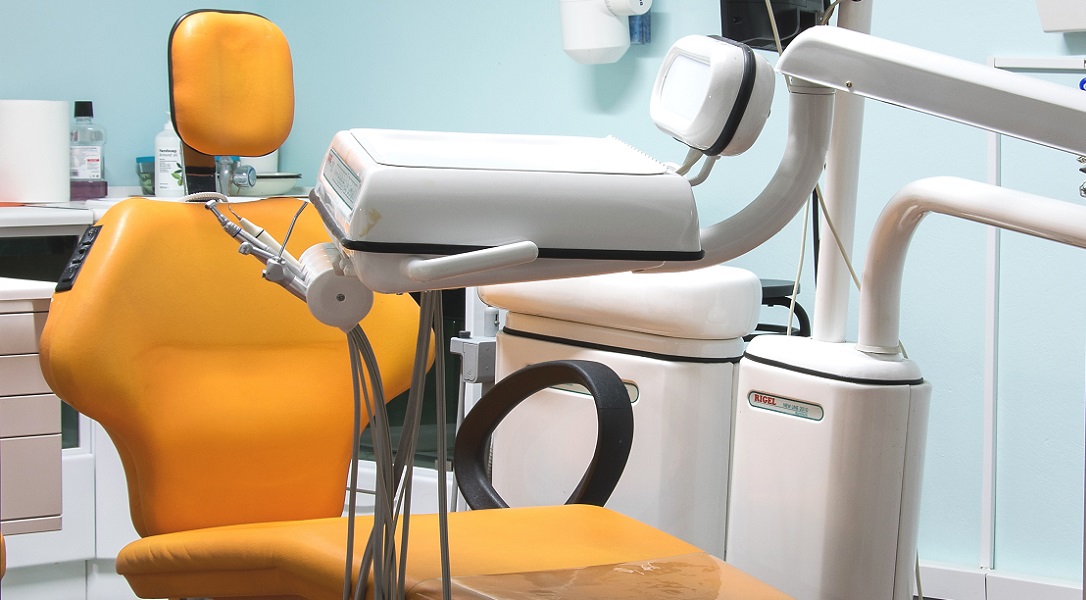 An image of the examination chair in the dental surgery.